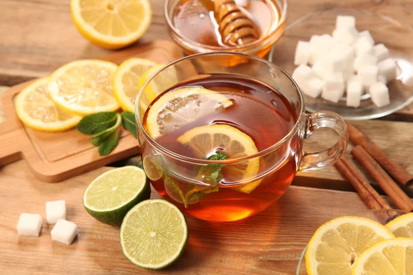 Mint tea with honey — Stock Photo, Image