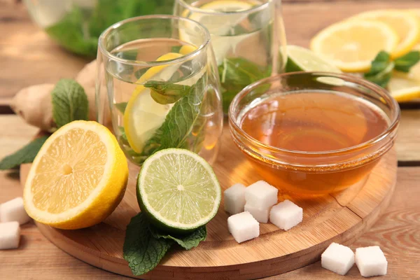 Mint tea with honey — Stock Photo, Image