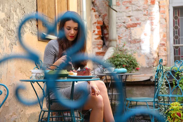 Mujer relajante en la cafetería —  Fotos de Stock