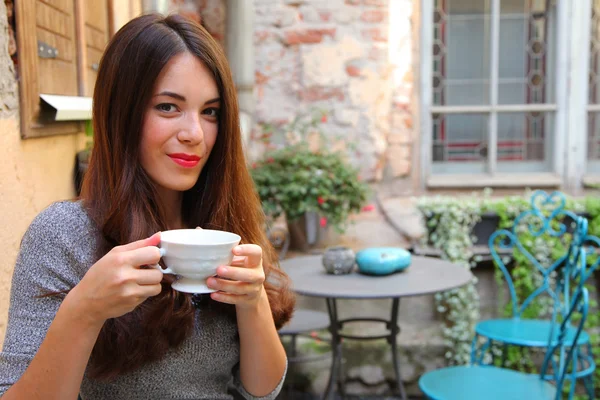 Mulher relaxante no café — Fotografia de Stock