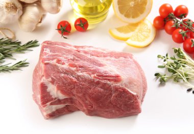 beyaz üzerine çiğ et