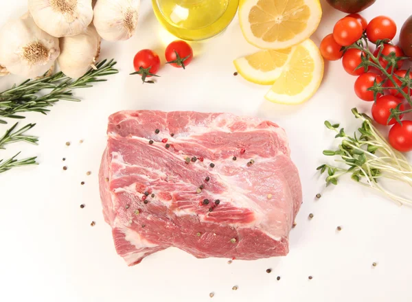 Carne cruda sobre blanco — Foto de Stock