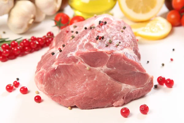 Carne cruda su bianco — Foto Stock