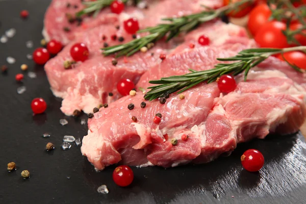 Carne cruda con verduras — Foto de Stock