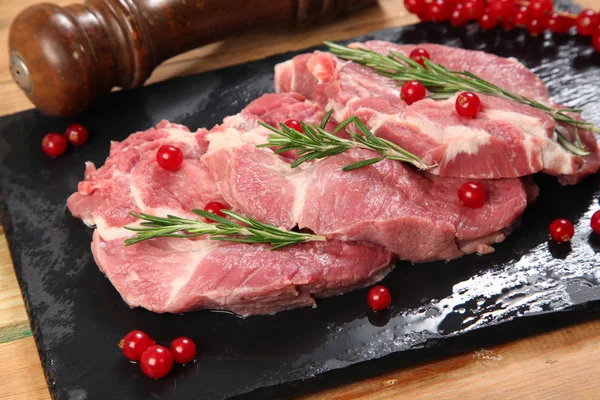 Carne cruda con verduras —  Fotos de Stock