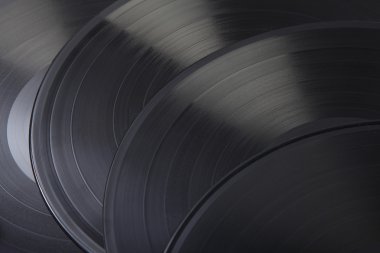 siyah vinil kayıtlar