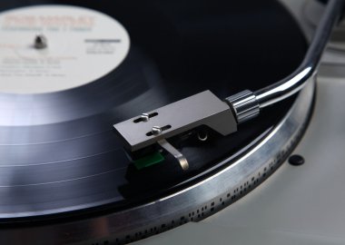 Vinil kaydı ile plak çalar
