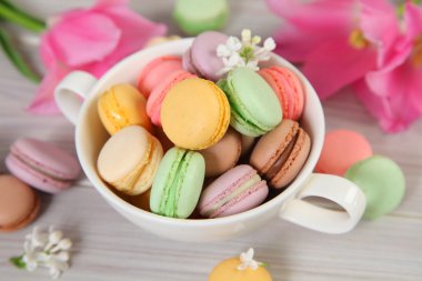 ahşap üzerine acıbadem kurabiyesi