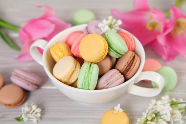 ahşap üzerine acıbadem kurabiyesi