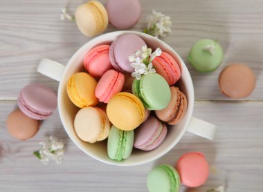 ahşap üzerine acıbadem kurabiyesi