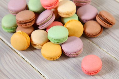 ahşap üzerine acıbadem kurabiyesi