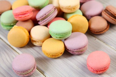 ahşap üzerine acıbadem kurabiyesi