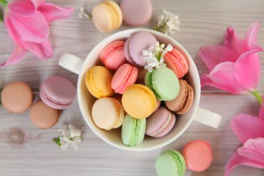 ahşap üzerine acıbadem kurabiyesi