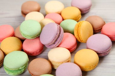 ahşap üzerine acıbadem kurabiyesi