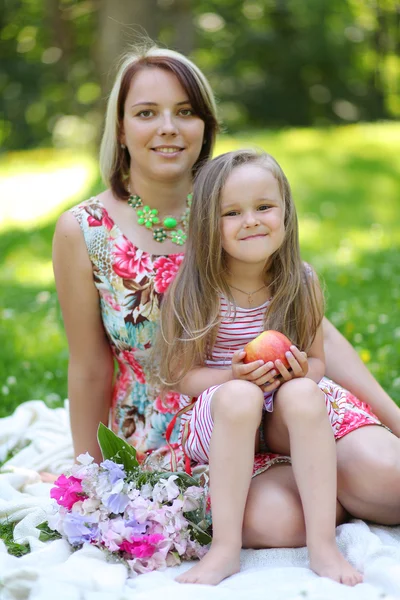 Ontspannen in park — Stockfoto