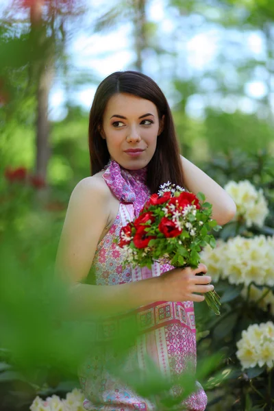 Kvinna med blommor — Stockfoto