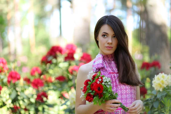 Mulher com flores — Fotografia de Stock