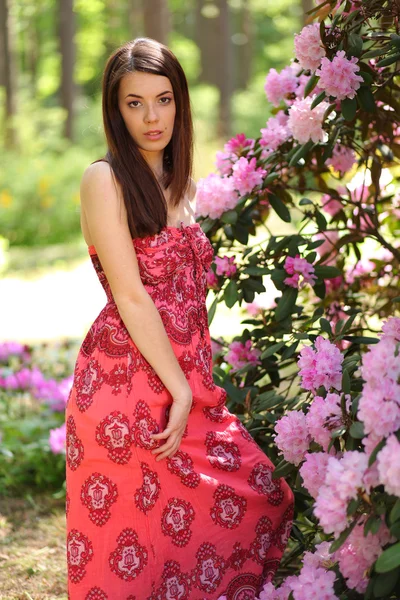 Vrouw met bloemen — Stockfoto