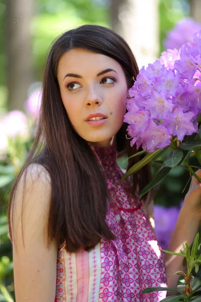 Frau mit Blumen — Stockfoto