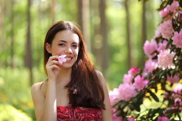 Donna con fiori — Foto Stock