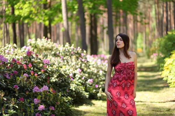 Kvinna med blommor — Stockfoto