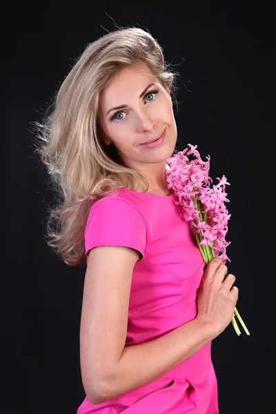 Donna con fiori — Foto Stock