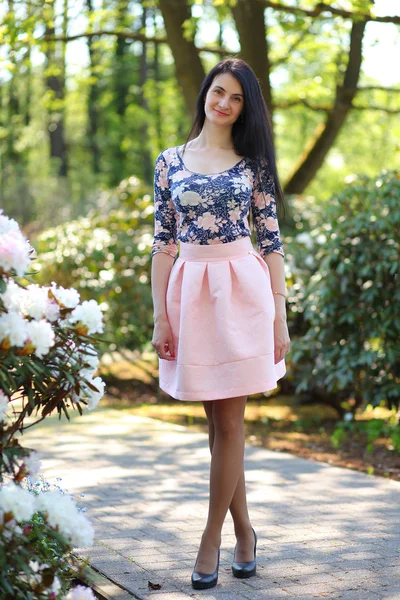 Vrouw in park — Stockfoto