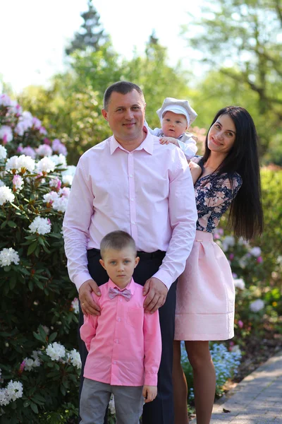 Familia joven feliz — Foto de Stock