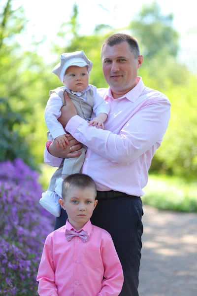 Vater mit kleinen Jungen — Stockfoto