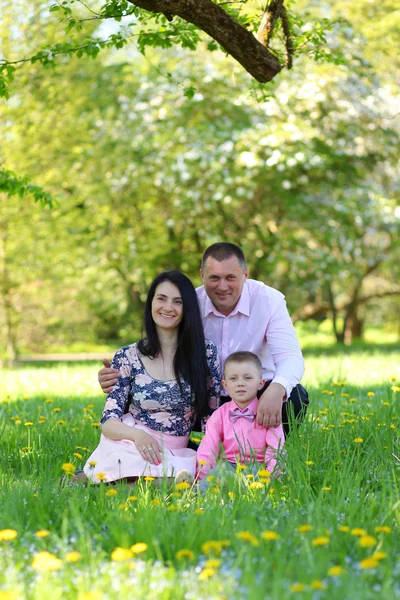 Lycklig ung familj — Stockfoto