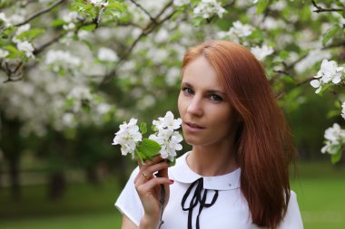 parkta yürüyen kadın