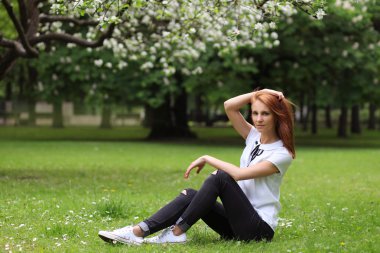 parkta yürüyen kadın