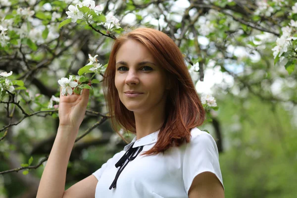 Femme marchant dans le parc — Photo