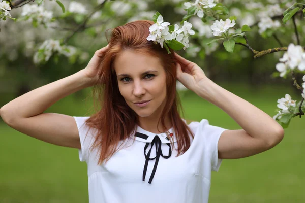 Kvinnan promenader i parken — Stockfoto