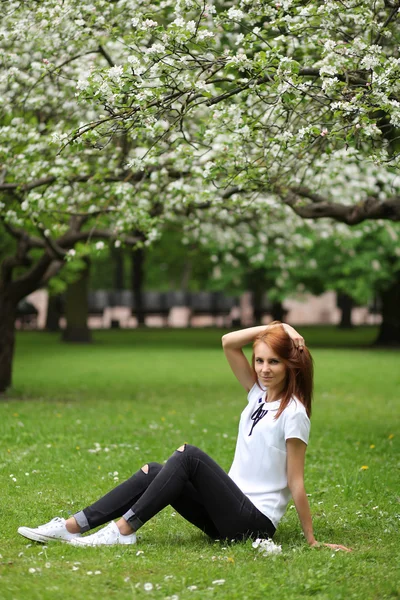 Vrouw wandelen in het park — Stockfoto