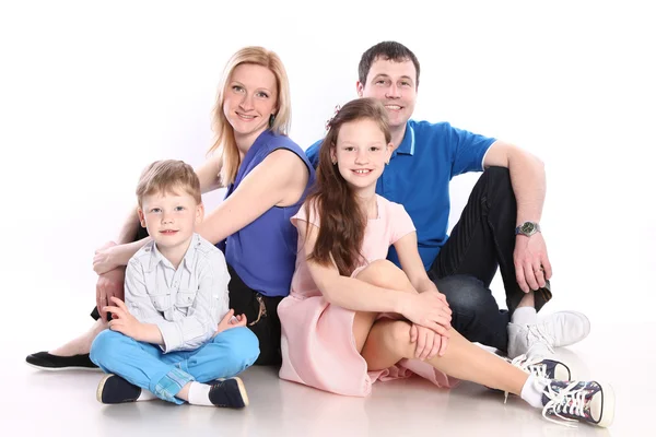 Niedliche junge Familie — Stockfoto