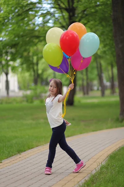 Schattig meisje in park — Stockfoto