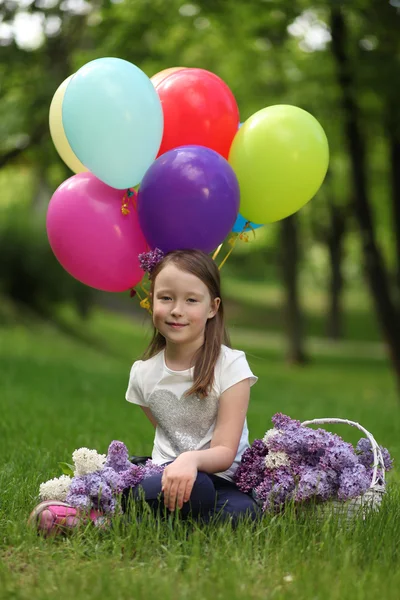 Schattig meisje in park — Stockfoto