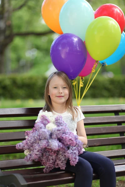 Schattig meisje in park — Stockfoto