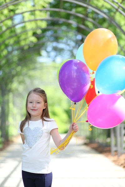 Ragazza carina nel parco — Foto Stock