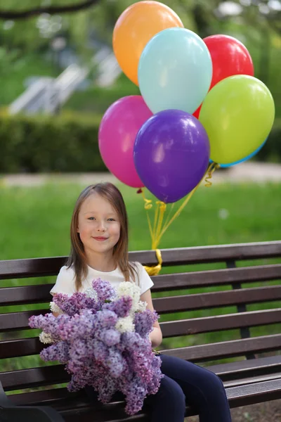 Jolie fille dans le parc — Photo