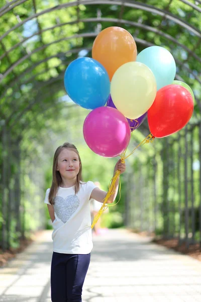 Jolie fille dans le parc — Photo