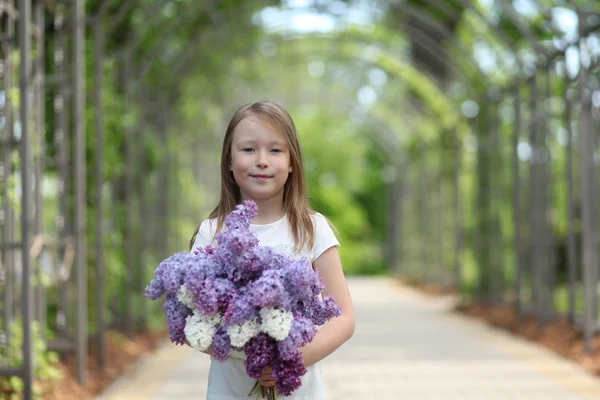 Schattig meisje in park — Stockfoto