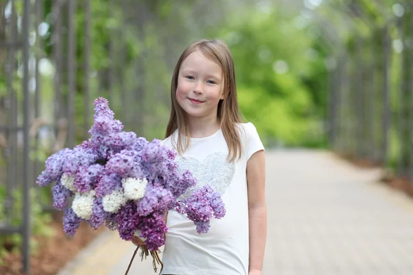 Nettes Mädchen im Park — Stockfoto