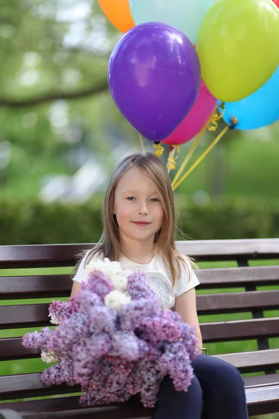 Nettes Mädchen im Park — Stockfoto