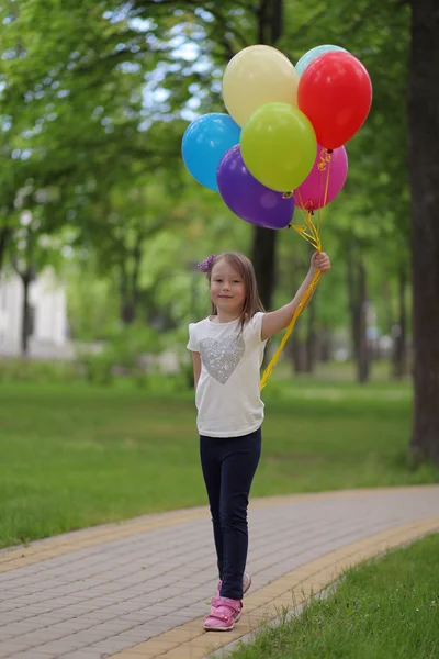 Schattig meisje in park — Stockfoto