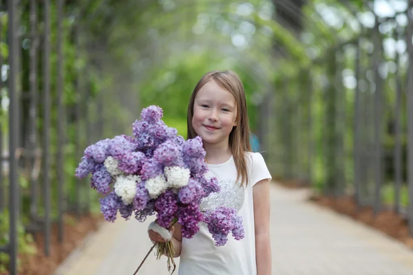 Schattig meisje in park — Stockfoto