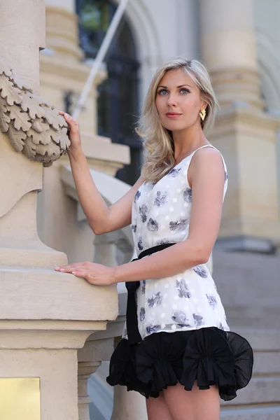 Young woman walking — Stock Photo, Image