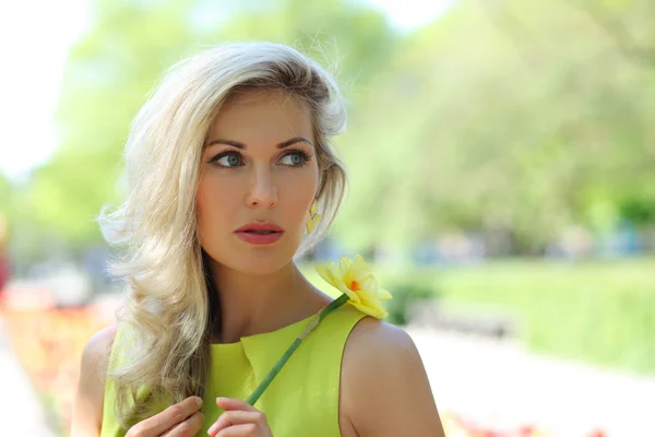 Jonge vrouw wandelen — Stockfoto