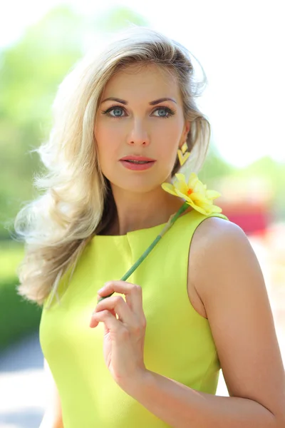 Young woman walking — Stock Photo, Image